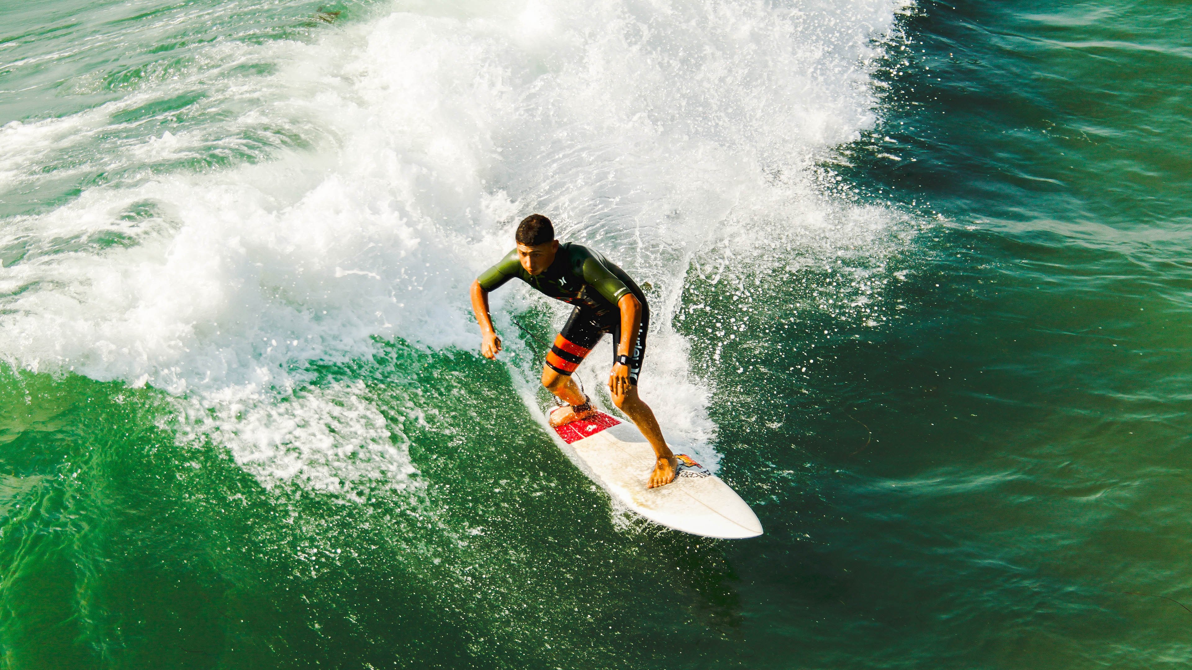 开云kaiyun-乔治·巴尔：全黑队中场的“防守堡垒”，控制比赛节奏